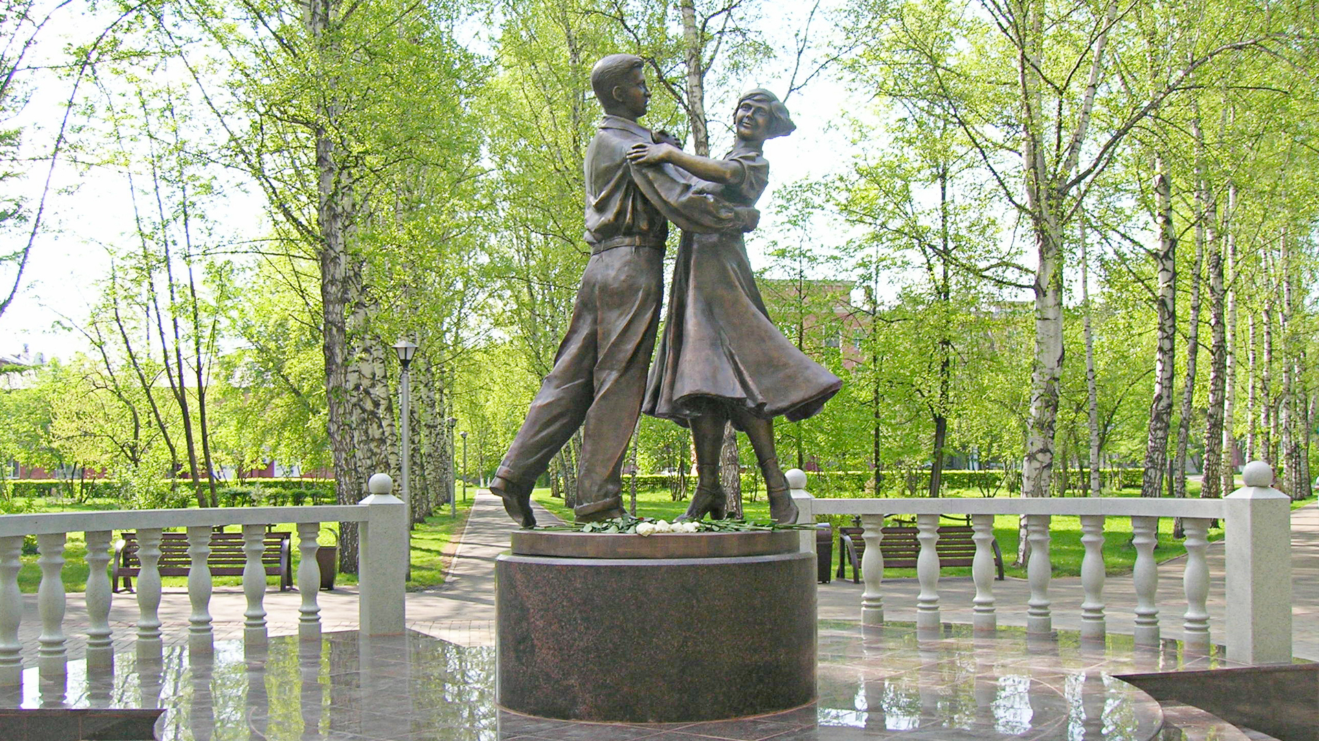 Памятник «Школьный вальс»